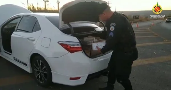 policiais revistando carro