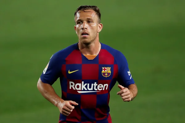 Foto colorida de Arthur Melo, no Barcelona - Metrópoles