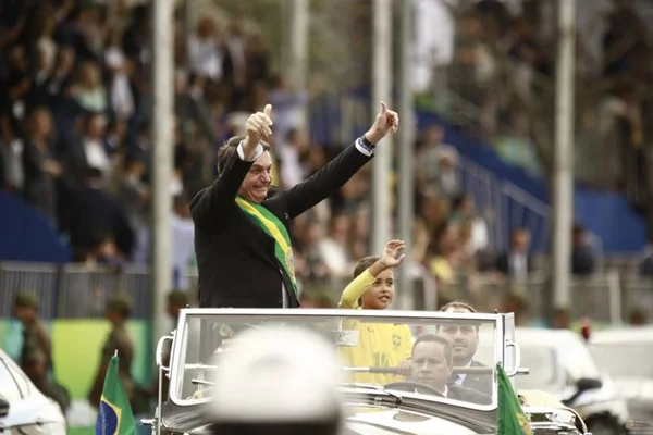 Vídeos: Bolsonaro participa de seu primeiro desfile de 7 de Setembro