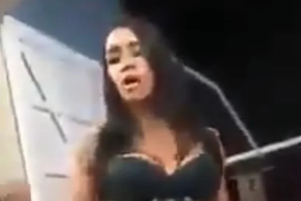 Travesti invade culto e expõe sexo com pastor: “Não quer pagar”