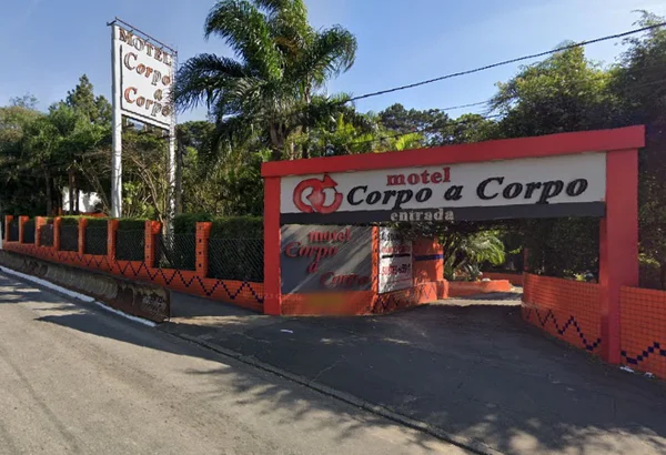 Imagem colorida mostra fachada de motel onde homem teria assassinado mulher usando uma caneta - Metrópoles
