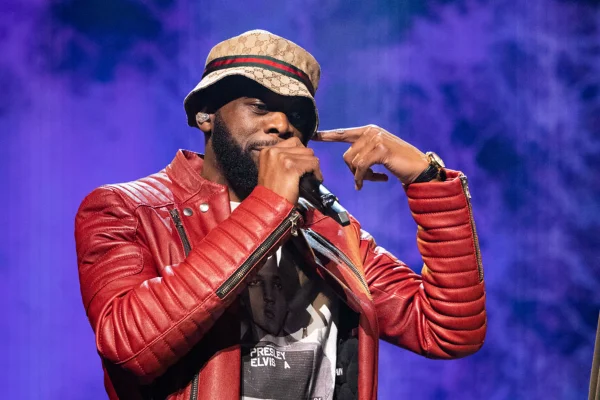 Foto colorida do rapper Pras Michel - Metrópoles