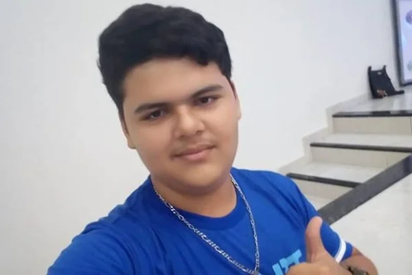 Jovem morre após sofrer choque elétrico em celular ligado à tomada