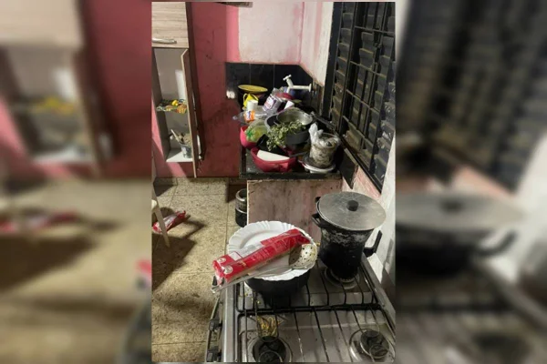 Irmãos são deixados sem comida, água e cercados de sujeira por 4 dias