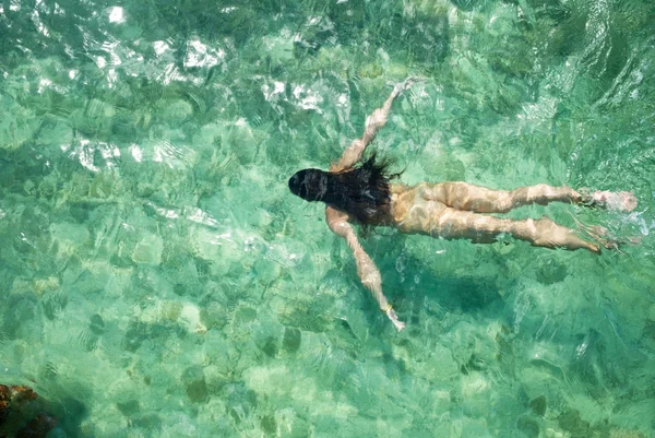 Mulher diz ser uma sereia e acaba presa após ser encontrada nua