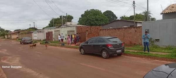 Fotografia colorida da fachada da casa de idoso que morreu engasgado em Campo Grande, no Mato Grosso do Sul