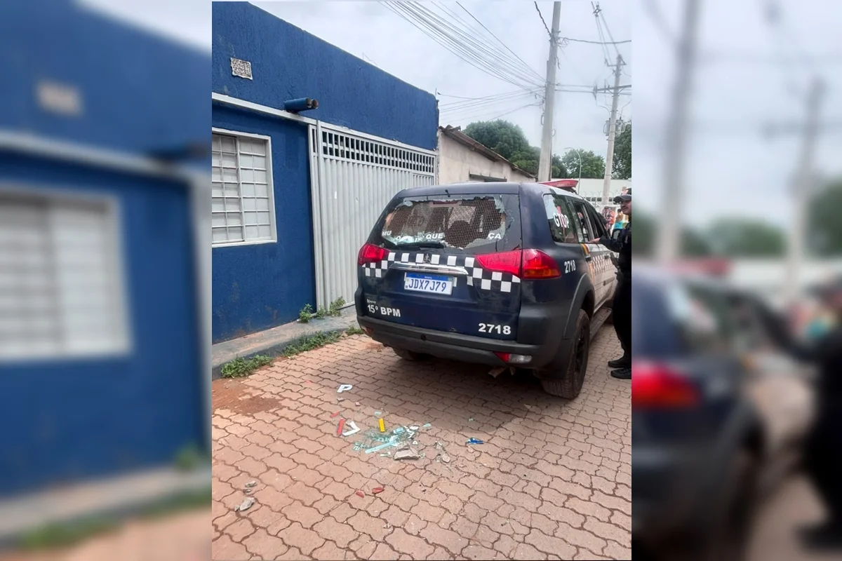 Viatura da PMDF foi atingida por uma pedra arremessada pelo suspeito, segundo a corporação Viatura da PMDF foi atingida por uma pedra arremessada pelo suspeito, segundo a corporação