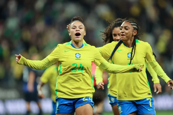 Foto colorida de Dudinha comemorando gol da Seleção Feminina - Metrópoles