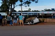 Carro capota e deixa feridos