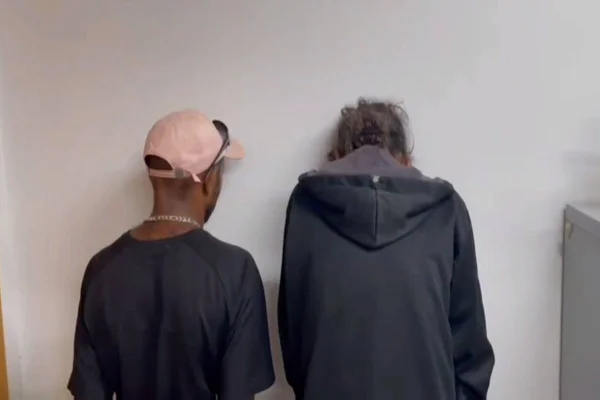 Homens vestidos de preto de costas
