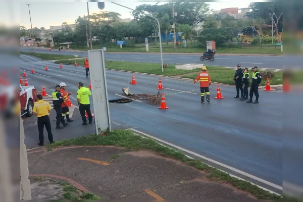Cratera de 7 metros se abre e interdita via em região do DF