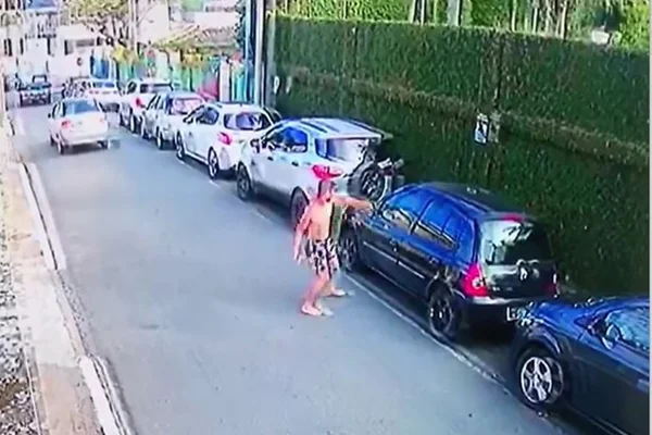 Homem destrói carro estacionado em município catarinense