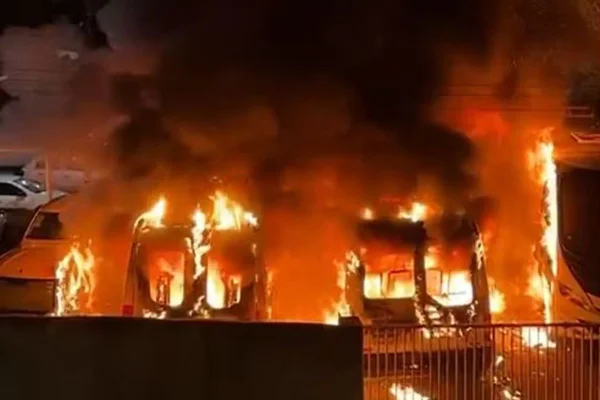 Dois indivíduos ainda não identificados atearam fogo nos veículos. Sete ambulâncias e o carro foram totalmente destruídos pelo incêndio - Metrópoles