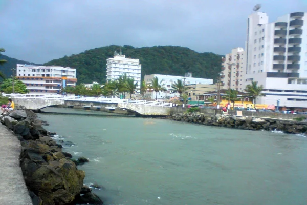 Imagem de praia com prédios atrás