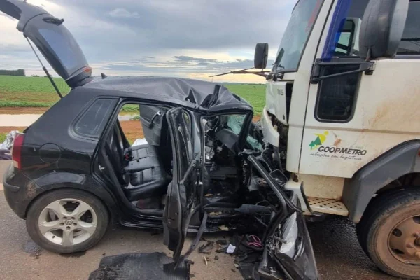 Imagem colorida de carro amassado por caminhão. Acidente deixou três mortos e uma criança gravemente ferida - Metrópoles