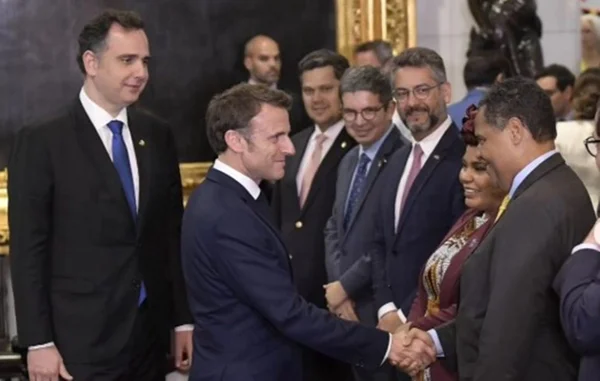 O líder do PSD, Antonio Brito, com o presidente francês Emmanuel Macron