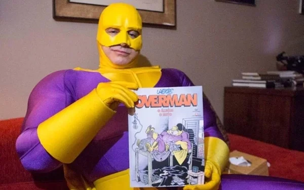 Caco Ciocler como Overman - Metrópoles