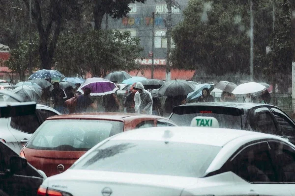 Chuvas fortes atingem pontos da capital e elevam o risco de alagamentos. Inmet alerta para acumulados de até 50 mm e rajadas de ventos - Metrópoles