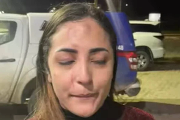 Vídeo: vocalista da Banda Sedutora é espancada por casal antes de show