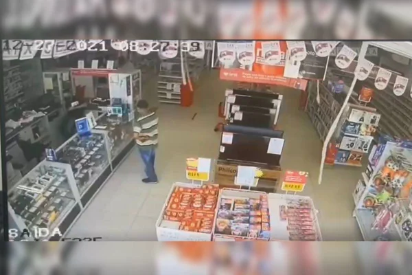 Assaltante se passa por vigilante para roubar 63 celulares em loja