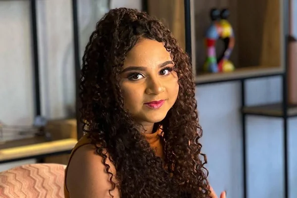 Cantora Anny Vitória