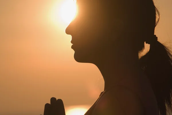 mulher contempla o por do sol. necessidade de desacelerar é um dos sintomas do JOMO