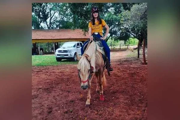 Menina de 13 anos doma boi