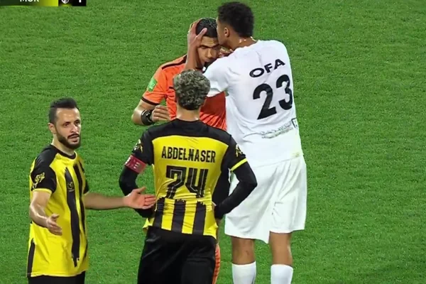 Jogador beija árbitro após validação de gol pelo VAR no Egito