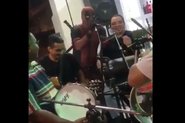 Menos é Marvel? Homem vestido de Deadpool viraliza cantando pagode