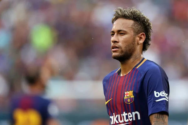 Neymar aceita reduzir salário para voltar ao Barcelona, afirma jornal