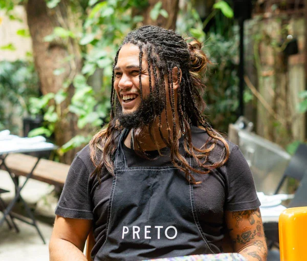 Foto colorida do chef Rodrigo Freire, fundador do Preto Cozinha - Metrópoles