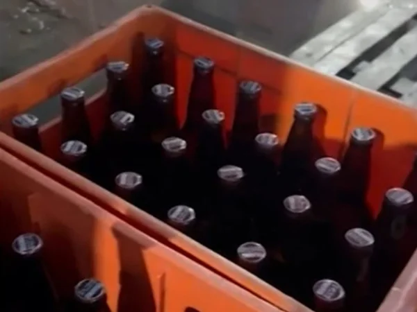 Imagem de engradado de cervejas - Metrópoles