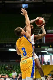 Dificuldade defensiva do Pato Basquete, enquanto Popovic e Gohlke (fora da foto) fizeram grande jogo para o Fortaleza
