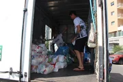 Foram doados alimentos, brinquedos, roupas e cobertores