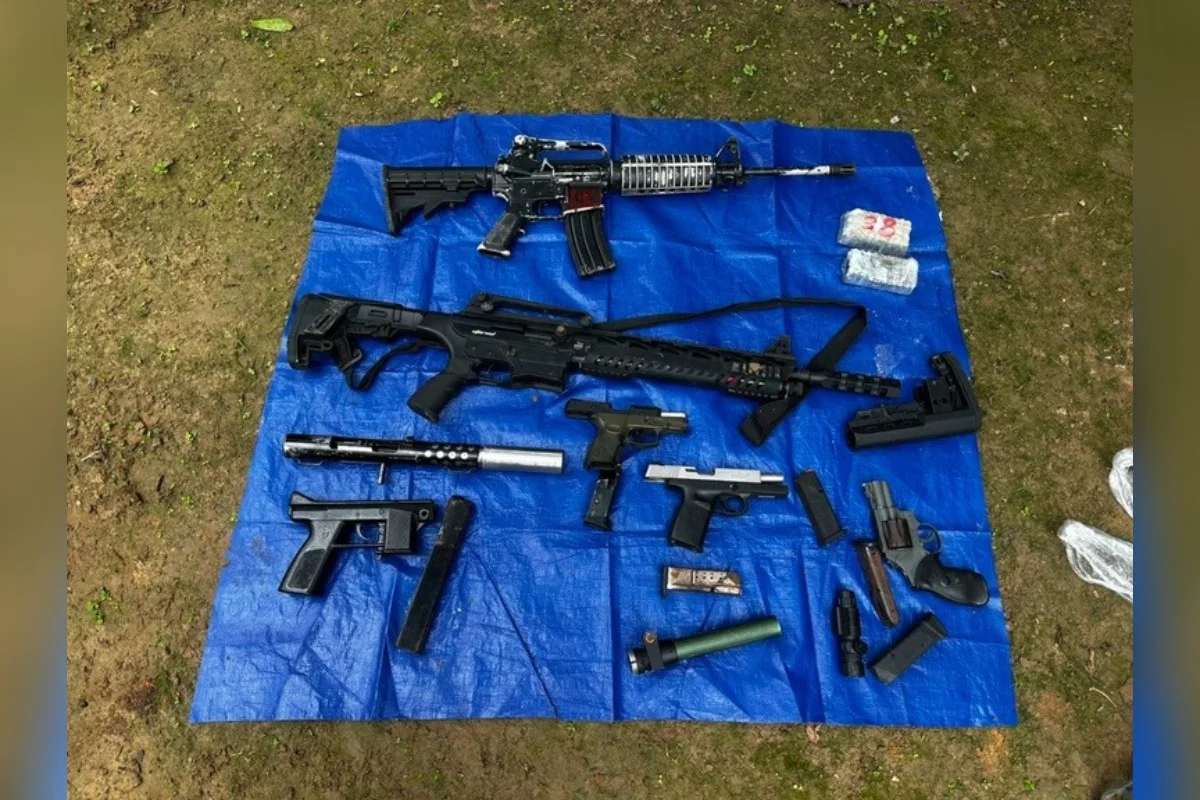 Armas foram apreendidas Armas foram apreendidas