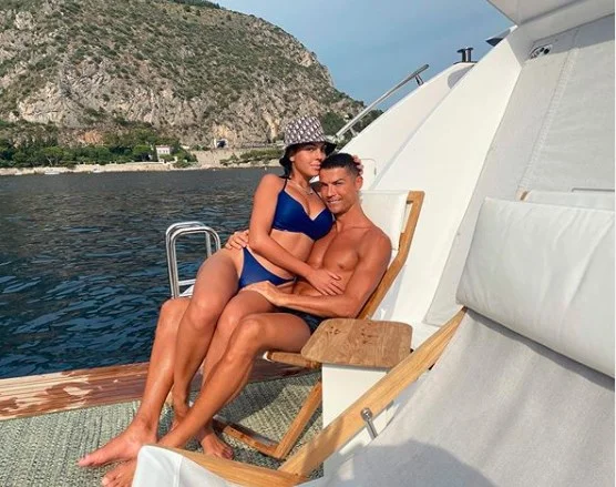 Cristiano Ronaldo burla protocolos contra Covid-19 para esquiar com a namorada