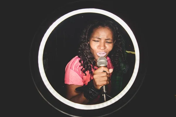 Deize Tigrona divide carreira no funk com profissão de gari