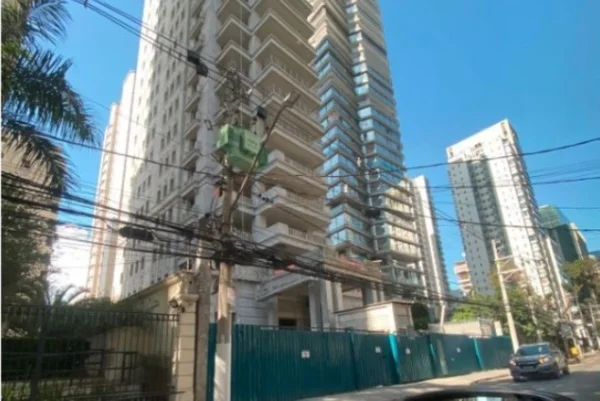 Imagem colorida de um prédio de 24 andares, beje e estilo clássico/contemporâneo, em dia de céu sem nuvens - Metrópoles