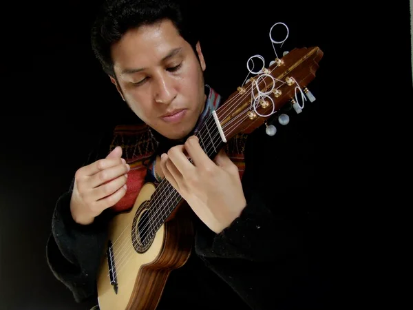 Peruano Tarazona apresenta recital solo de charango em Brasília