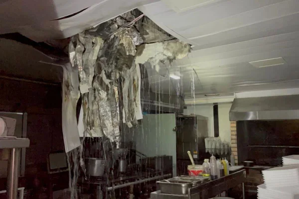 Incêndio derrete tubulação de restaurante no Noroeste, e cozinha alaga