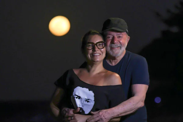 Janja e Lula abraçados