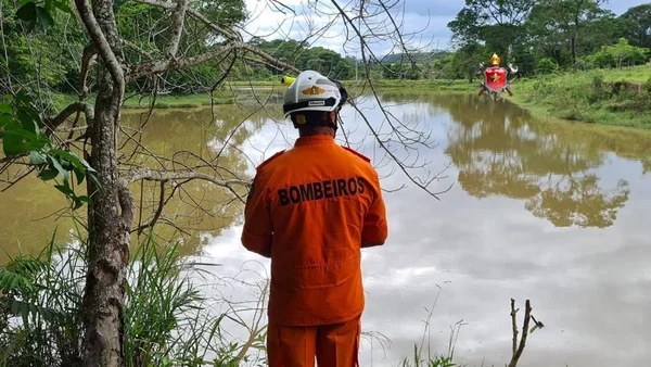 Bombeiros próximo a lagoa