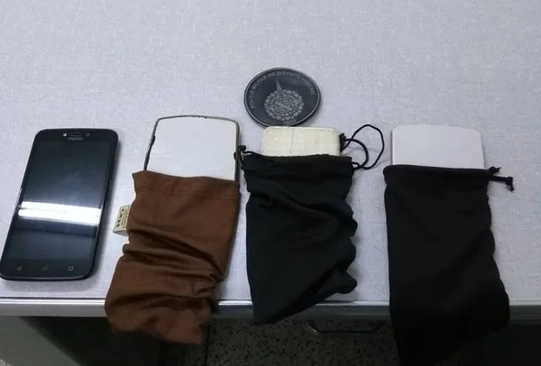Dupla que vendia celular de cerâmica como se fosse verdadeiro é presa