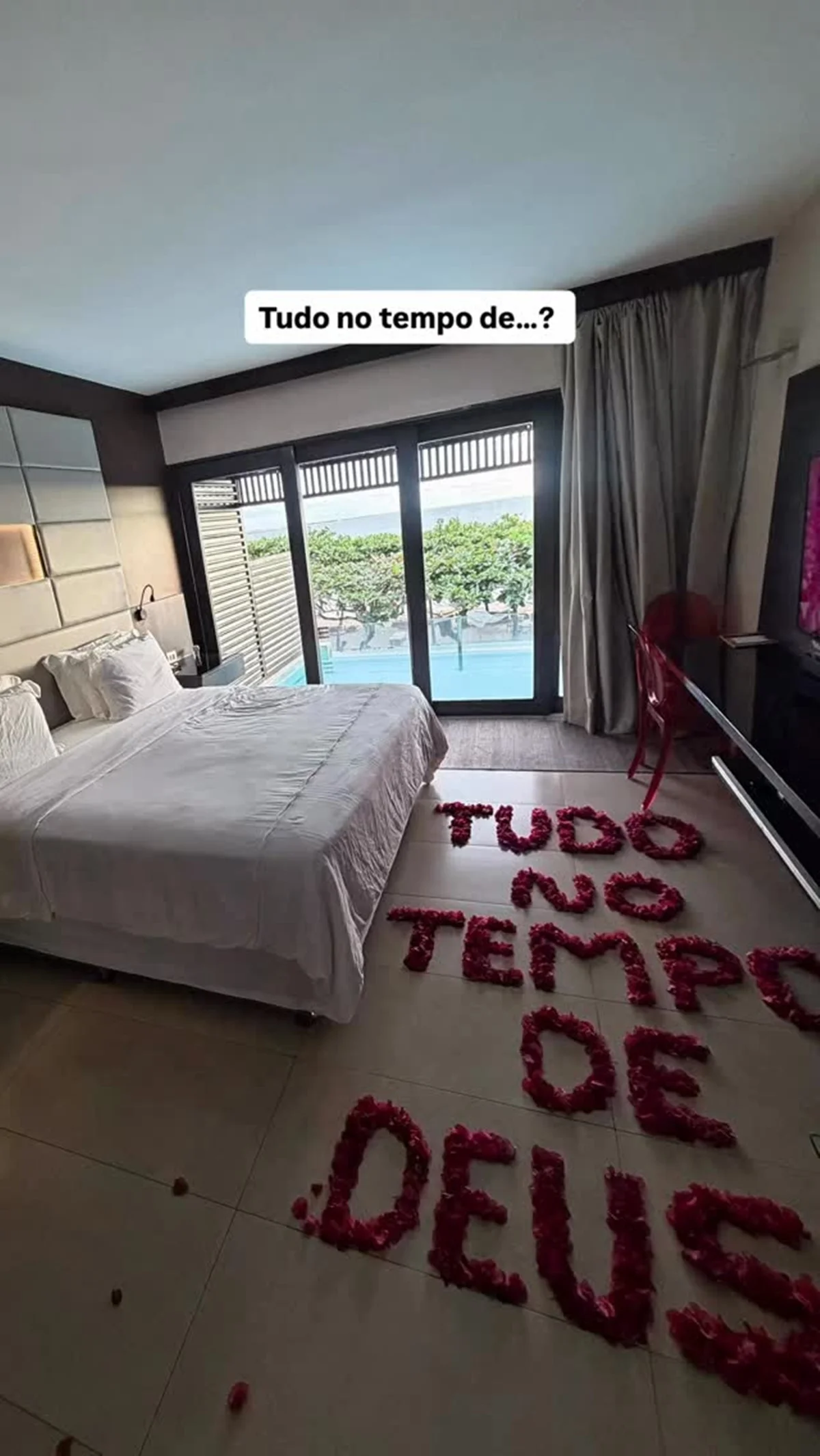 Luan Pereira compartilhou uma foto do quarto cheio de pétalas de rosas Luan Pereira compartilhou uma foto do quarto cheio de pétalas de rosas