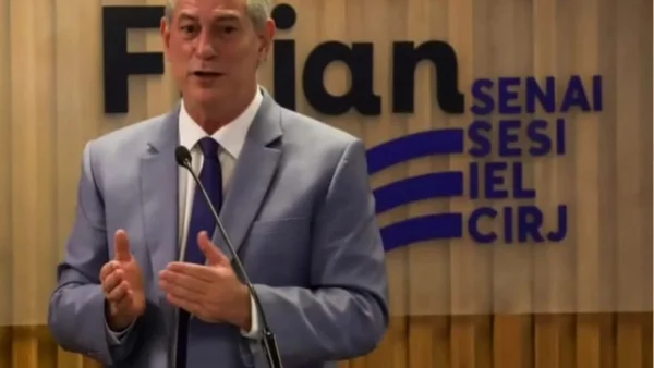 foto colorida de candidato ciro gomes na sede da firjan