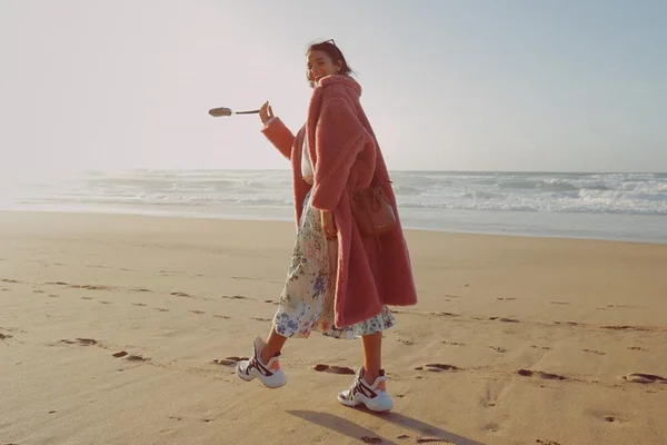Casaco de pelúcia da Max Mara vira febre entre as fashionistas