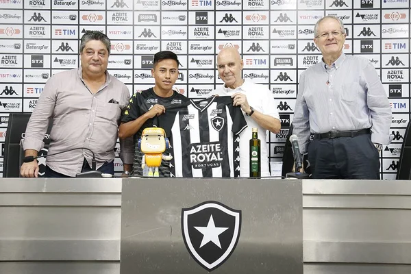 Botafogo: Lecaros diz ser “bom no um contra um” na chegada