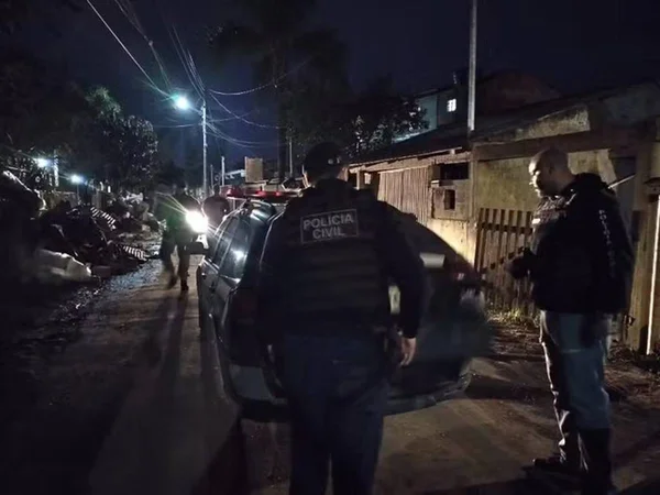 imagem colorida membros defesa civil presos por facilitar saques