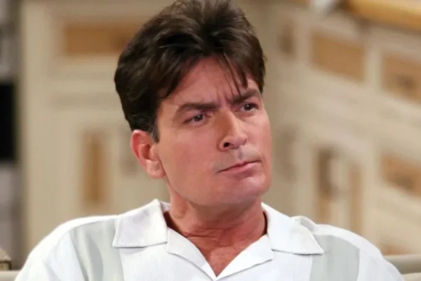 Charlie Sheen detalha relações com outros homens: “Divertidas”