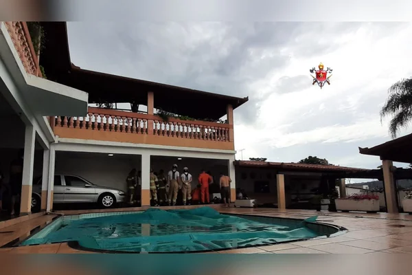 piscina com bombeiros em uma margem